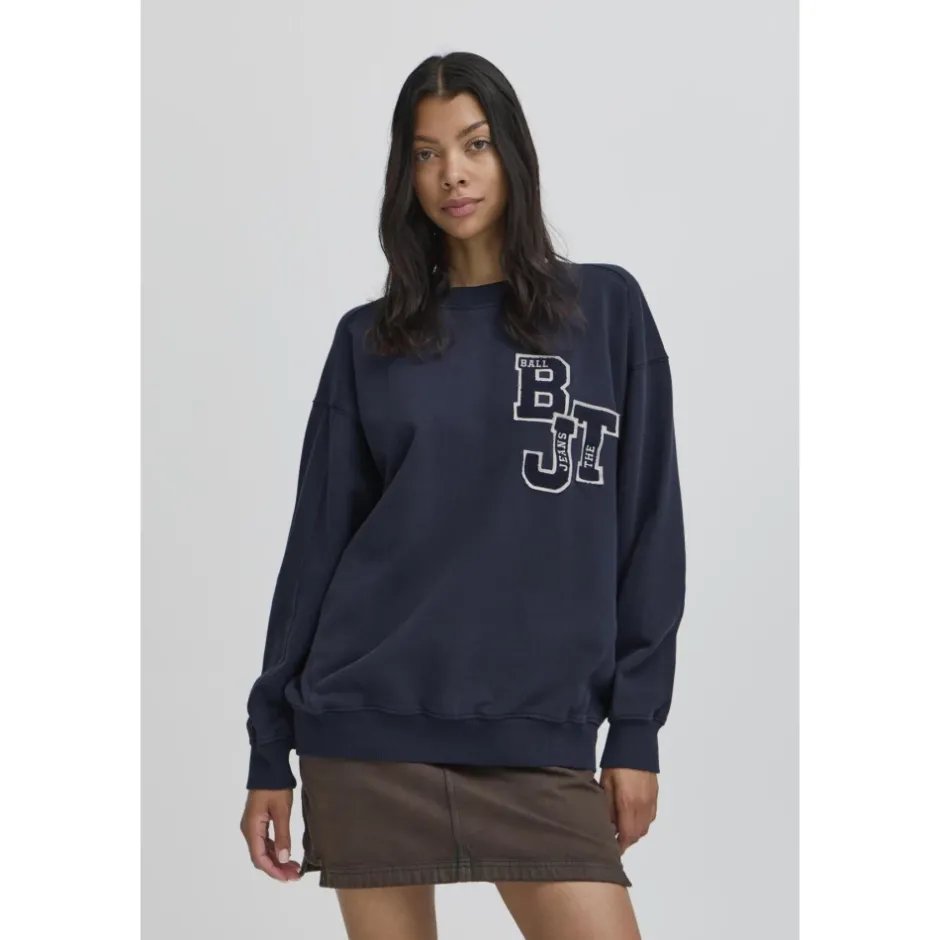 Best Brev Patch Sweater i Sky Captain Dame Sweatshirts