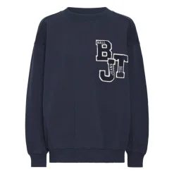 Best Brev Patch Sweater i Sky Captain Dame Sweatshirts